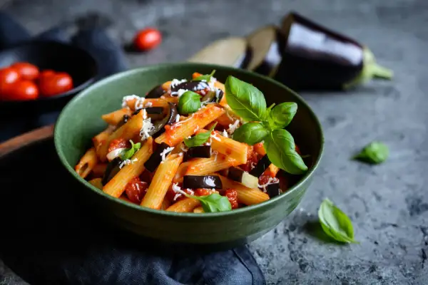 Penne alla Norma con melanzane, pomodoro e basilico, un classico siciliano. Perfetto l'abbinamento vino con un Etna Rosso.