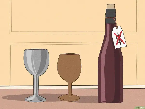 Due bicchieri e una bottiglia di vino con un'etichetta "prezzo barrato". Impara come fare il vino in casa senza spendere una fortuna.