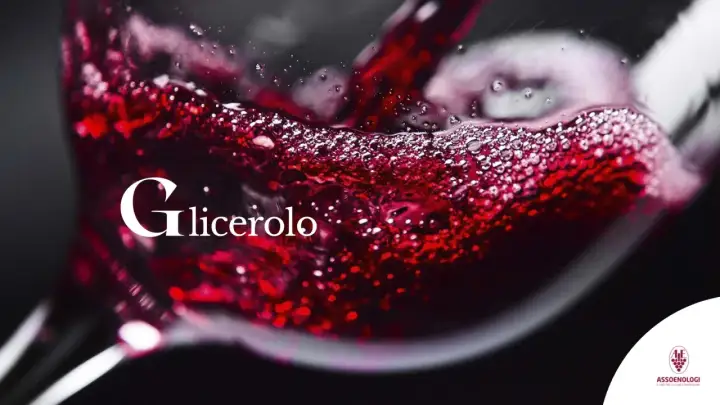 Vino rosso versato in un bicchiere, con la scritta "Glicerolo" che evoca il suo significato nel vino.
