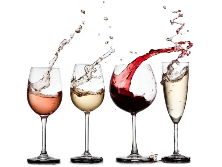 Un brindisi con calici di vino rosato, bianco, rosso e spumante, con schizzi dinamici che creano un'atmosfera festosa.